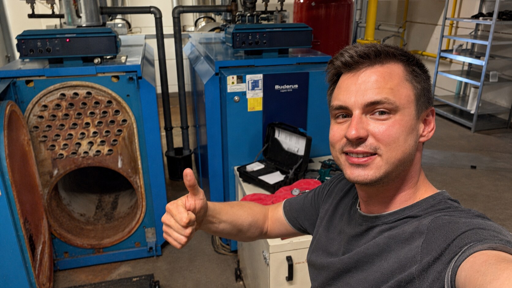 Max Nicolaus bei der Arbeit an einer geöffneten Heizungsanlage