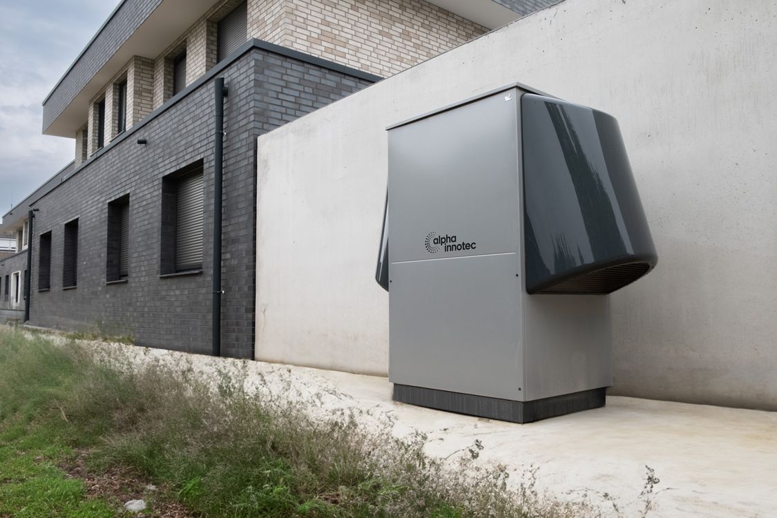 Moderne Wärmepumpe an einem Wohngebäude